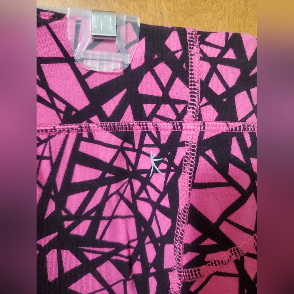 Danskin Pink and Black Geometric Capri Leggings Size M - Picture 3 of 7